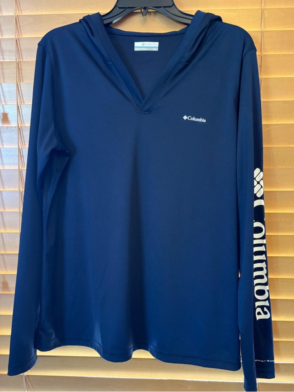 Columbia NWOT Navy Hooded Long Sleeve Oversized Women’s Sun Shirt. Size Large